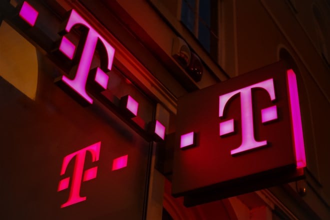 Zagreb, Croatia - 19 March, 2017 : T Mobile Telecom sign outside of the shop in downtown of Zagreb, Croatia. — Stock Editorial Photography