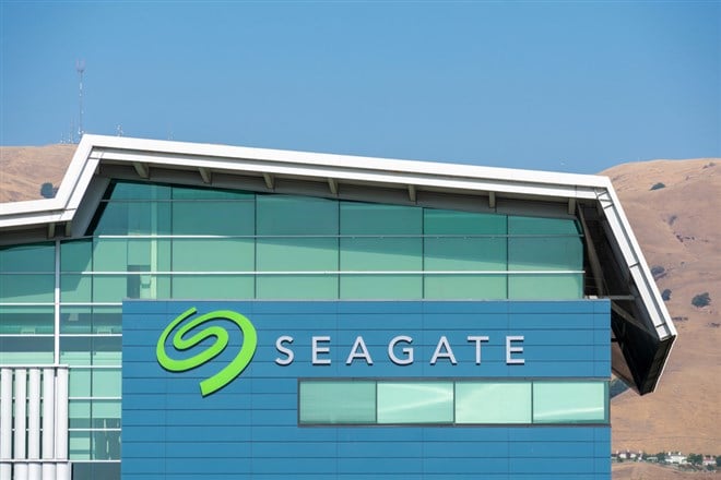 Seagate sign and logo on Seagate Technology headquarters complex in Silicon Valley - Fremont, California, USA - 2019 — Stock Editorial Photography