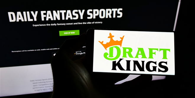 STUTTGART, GERMANY - Aug 30, 2021: Person holding cellphone with logo of American sports betting company DraftKings Inc. on screen in front of webpage. Focus on phone display. — Stock Editorial Photography