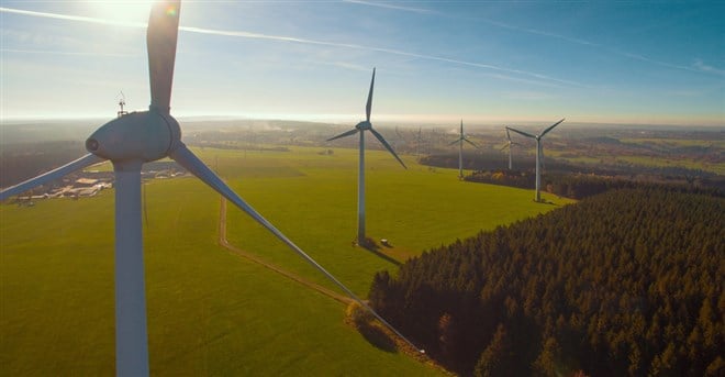 Windmills at windfarm on a sunny summer day — Photo