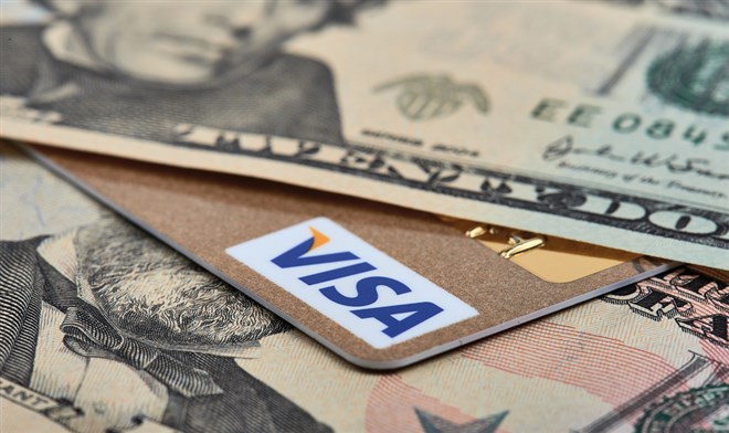 Visa card and money — Stock Editorial Photography