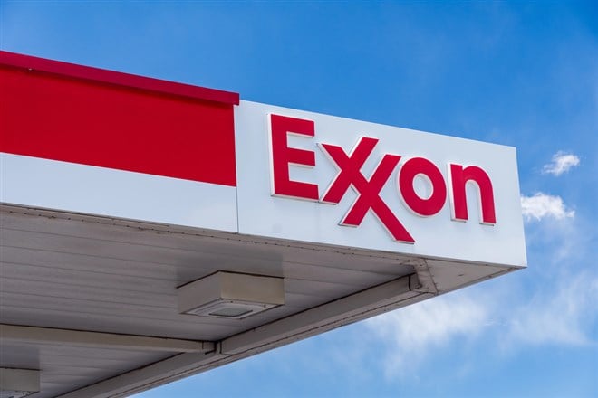 TRINIDAD, CO, USA - MAY 19, 2024: Exxon gasoline station exterior sign and trademark logo. — Stock Editorial Photography