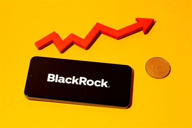 Kyoto city, Japan - august 22, 2024: BlackRock logo on the smartphone screen and red chart arrow near bitcoin coin on yellow background. — Stock Editorial Photography