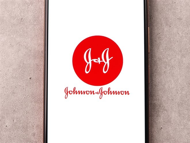 West Bangal, India - October 09, 2021 : Johnson and Johnson logo on phone screen stock image. — Stock Editorial Photography