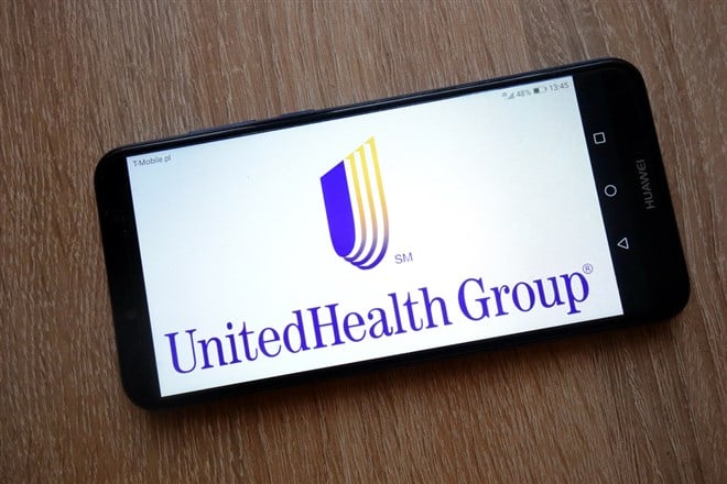 KONSKIE, POLAND - January 05, 2019: UnitedHealth Group logo displayed on smartphone - Stock Editorial Photography