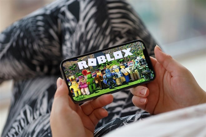 Roblox mobile iOS game on iPhone 15 smartphone screen in female hands during mobile gameplay. Mobile gaming and entertainment on portable device — Stock Editorial Photography