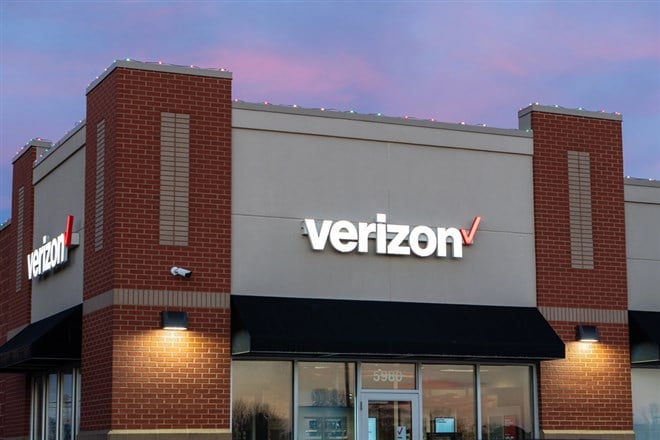 STILLWATER, MN, USA - DECEMBER 7, 2023: Verizon retail store exterior at dusk and trademark logo. — Stock Editorial Photography