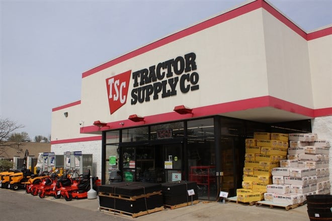 Pickerington,OH/USA April 11,2019 Tractor Supply Co is a hardware and tool supply retailer. - Stock Editorial Photography