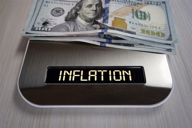 Dollar bills on the electronic scales, a symbol of cost reduction, inflation, depreciation of money. concept of inflation in the United States of America. — Photo