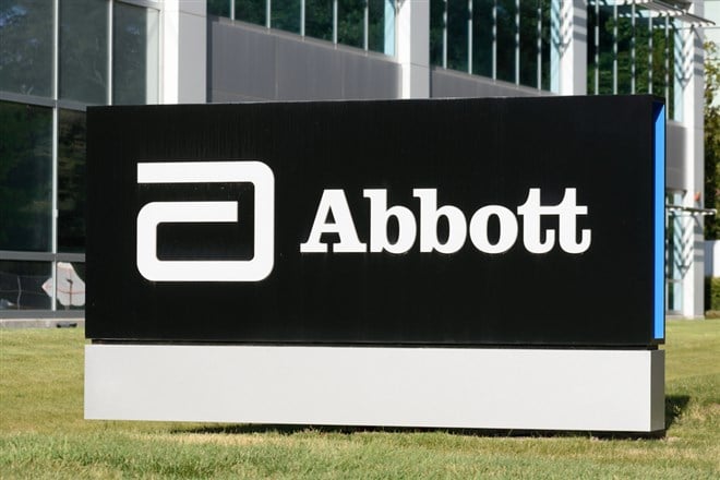 Abbott Laboratories logo and sign near company office in Silicon Valley. Abbott Labs is an American health care company. - Sunnyvale, California, USA , 2022 — Stock Editorial Photography