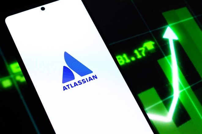 West Bangal, India - April 20, 2022 : Atlassian logo on phone screen stock image. — Stock Editorial Photography