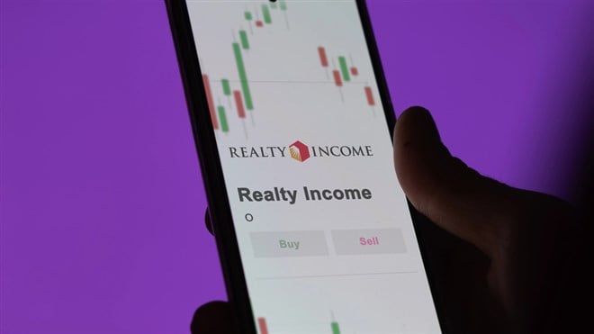 The logo of Realty Income on the screen of an exchange. Realty Income price stocks, $O on a device. — Stock Editorial Photography