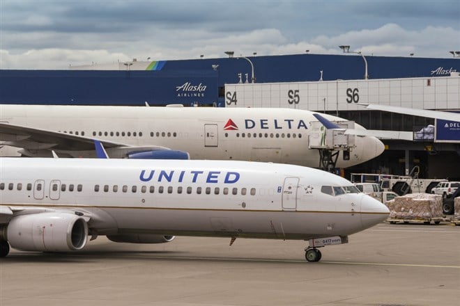 Photo of United Airlines Boeing 737 on departure taxiing past a Delita Airlines plane