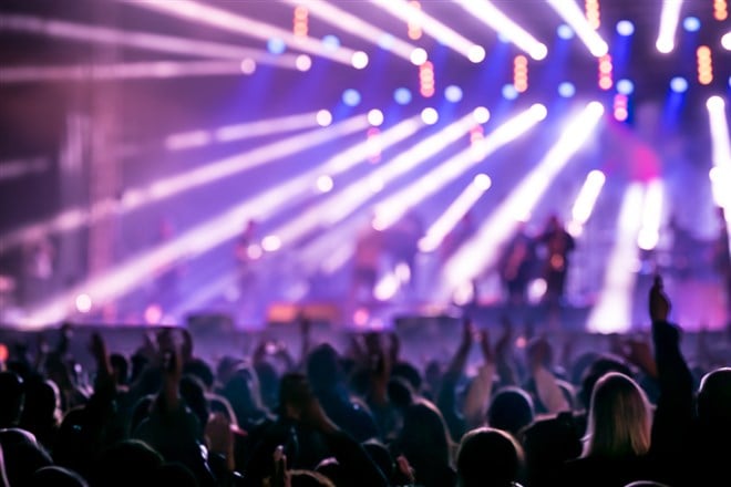 Young people at music festival or concert. Blurred background. — Photo