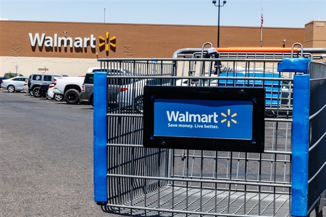 Las Vegas - Circa June 2019: Walmart Retail Location. Walmart is boosting its internet and ecommerce presence to keep up with competitors V - Stock Editorial Photography