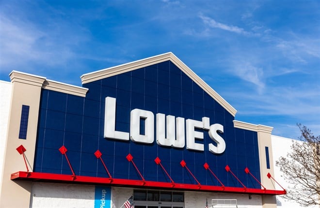 Flowood, MS - 2021: Lowe's is a retail chain of home improvement supply stores - Stock Editorial Photography