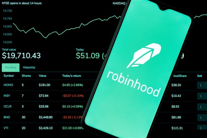 Kazan, Russia - Oct 19, 2021: Robinhood Markets is an American broker-dealer company. A smartphone with the Robinhood logo on the background of the live trading webpage. Robinhood dashboard. — Stock Editorial Photography