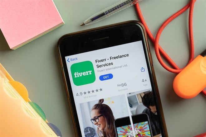 New York, USA - 26 September 2020: Fiverr Freelance Services mobile app logo on phone screen close up, Illustrative Editorial. — Stock Editorial Photography