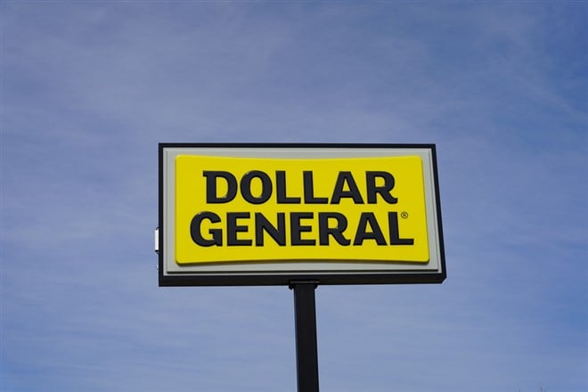 New Lisbon, Wisconsin USA - May 15th, 2023: Dollar General sign outside during a sunny day. — Stock Editorial Photography