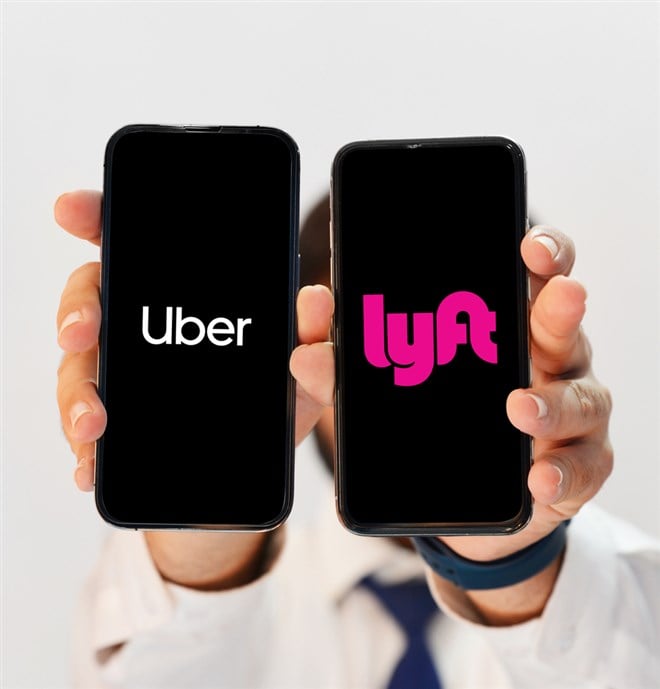 Uber Vs Lyft comparison editorial backdrop — Stock Editorial Photography