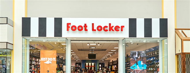 MIAMI, USA - AUGUST 22, 2018: Foot Locker storefront. Foot Locker Retail is an American sportswear and footwear retailer — Stock Editorial Photography