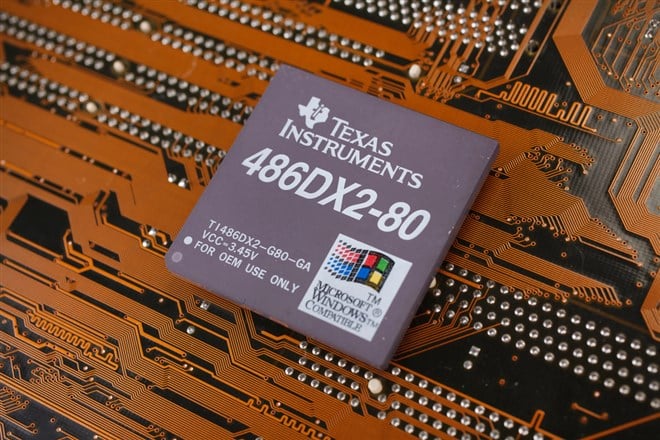 KYIV, UKRAINE - Jan. 28, 2018. Texas Instruments 486DX2 processor on motherboard. — Stock Editorial Photography