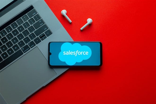 Kyoto city, Japan - July 31, 2023: Salesforce.com displayed on a smartphone near modern laptop on red background — Stock Editorial Photography