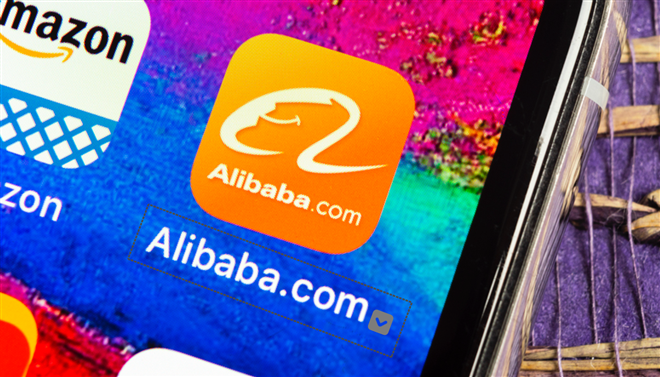 Alibaba application icon on Apple iPhone X smartphone screen close-up. Alibaba app icon. Alibaba.com is popular e-commerce application. Social media icon — Stock Editorial Photography