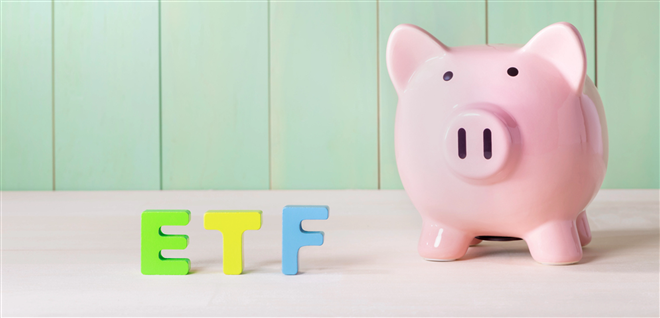 Exchange Traded Funds theme with letters and piggy bank — Photo