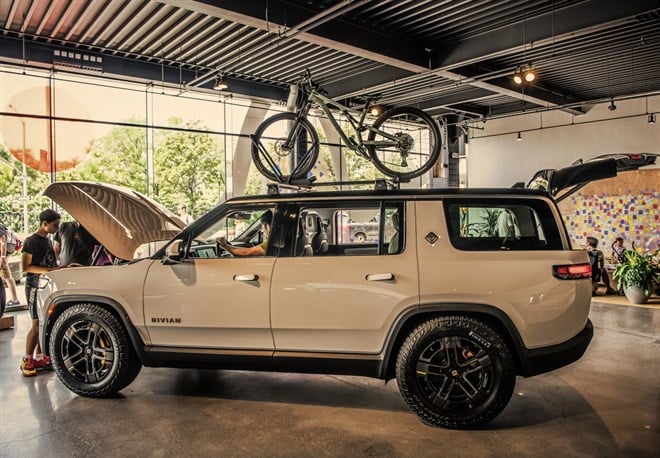 New York City, USA - August 05, 2023: Rivian R1S electric crossover in car showroom, side view. — Stock Editorial Photography