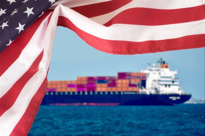 A container ship and the flag of USA — Photo