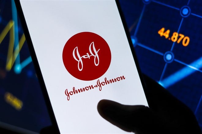 West Bangal, India - October 09, 2021 : Johnson and Johnson logo on phone screen stock image. — Stock Editorial Photography