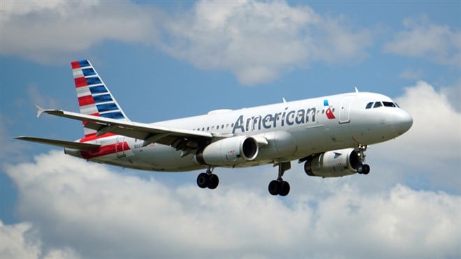 CHICAGO, UNITED STATES - Jul 02, 2021: The American Airlines flight preparing for landing at Chicago O'Hare international airport - Stock Editorial Photography