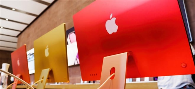 Apple logo on the new iMac colorful 2021 versions the all-in-one personal computer in Apple Computers Store — Stock Editorial Photography