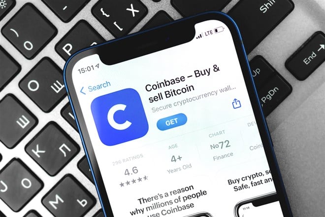 Kharkov, Ukraine - April 9, 2021: Coinbase mobile phone app logo and icon close up — Stock Editorial Photography