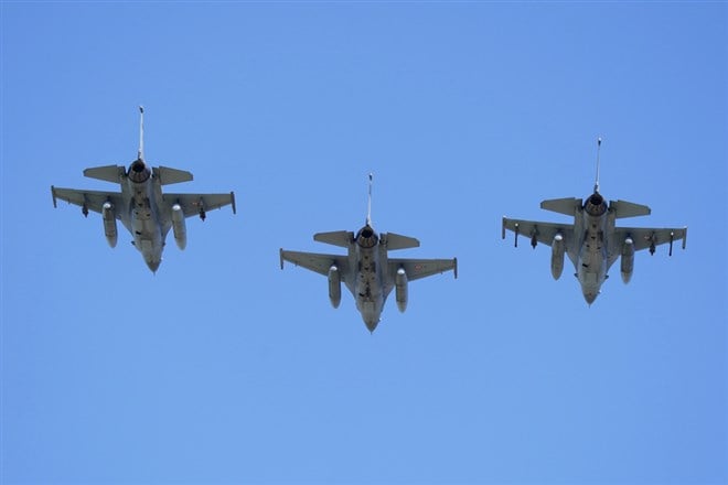 ISTANBUL, TURKIYE - JUNE 01, 2024: Turkish Air Force F-16s flying over Istanbul Aviation Museum during 113th anniversary of the foundation of the Turkish Air Force. — Stock Editorial Photography