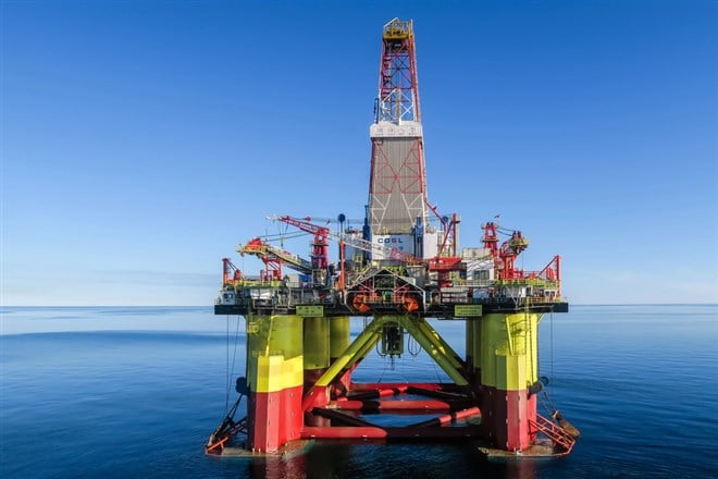 KARA SEA, RUSSIA - 2017 JULY 08. The Chinese semi submersible rig Nan Hai Ba Hao at location at 75 degree North - Stock Editorial Photography