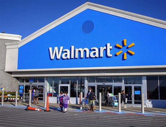 Walmart customers exit the popular retailer after shopping, Lynn Massachusetts USA, October 15 2022 — Stock Editorial Photography