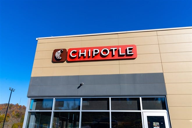 2021: Chipotle Mexican Grill is a chain of fast casual restaurants servings tacos and burritos made to order. — Stock Editorial Photography