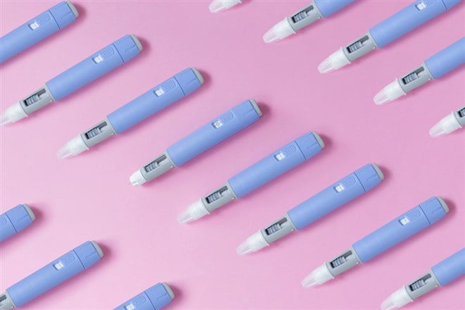 Medical drug Ozempic injection lies on a pink background, top view. Medicine and weight loss, concept. injectors dosing pens for subcutaneous injection of antidiabetic medication or anti-obesity — Photo