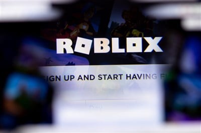 Roblox Moves Up On Strong User Growth - roblox gainer ad