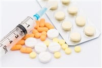 Medicine pills and injection syringe — Photo