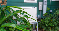 NEW ORLEANS, LA, USA -SEPTEMBER 18, 2021: Home backup generator on side of house — Stock Editorial Photography