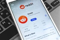 Reddit official application on screen of Apple smartphone, photo — Stock Editorial Photography