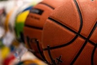 Basketballs on the rack of sports retail store, in sports shop — Photo