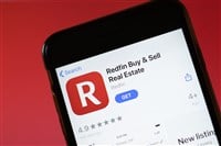 Moscow, Russia - 1 June 2020: Redfin Estate app mobile logo close-up on screen display, Illustrative Editorial — Stock Editorial Photography