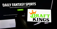 STUTTGART, GERMANY - Aug 30, 2021: Person holding cellphone with logo of American sports betting company DraftKings Inc. on screen in front of webpage. Focus on phone display. — Stock Editorial Photography