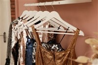 Collection of trendy women's garments on rack indoors, closeup. Clothing rental service — Photo