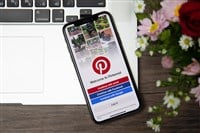 Koh Samui, Thailand - March 23, 2018: iPhone X with social Internet service Pinterest on the screen. iPhone 10 was created and developed by the Apple inc. — Stock Editorial Photography