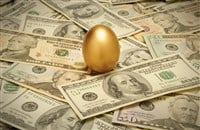 Gold nest egg on a layer of cash — Photo